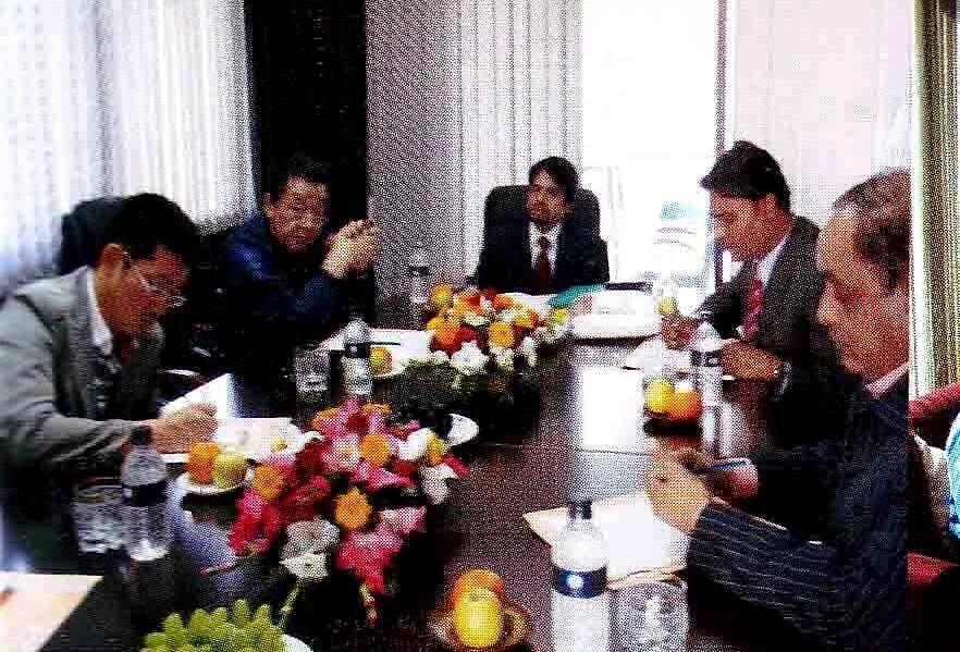 Rahtex management meeting buyers around a conference table
